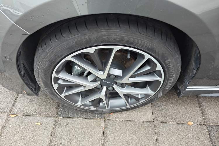 Used Lynk & Co 03 2022 2.0TD DCT JingPro Left Front Wheel Hub