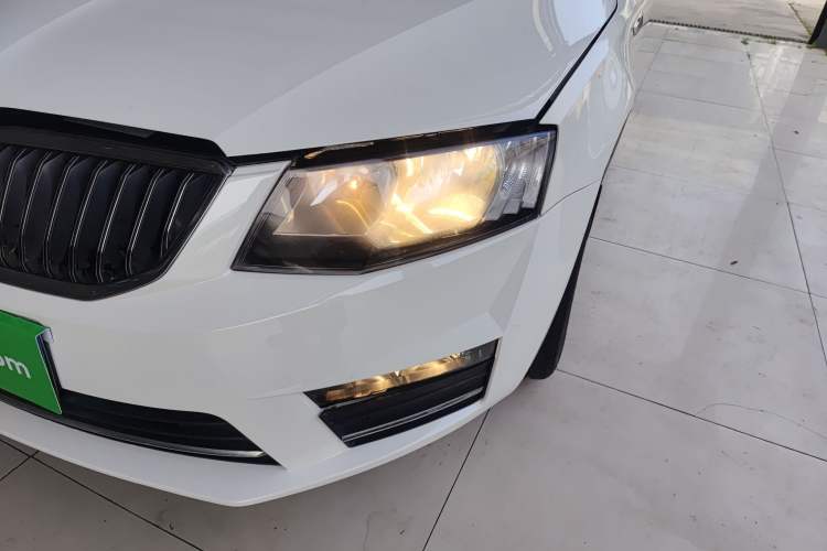 Used Skoda Octavia 2017 1.6L Automatic Smart Drive Edition Left Front Headlight