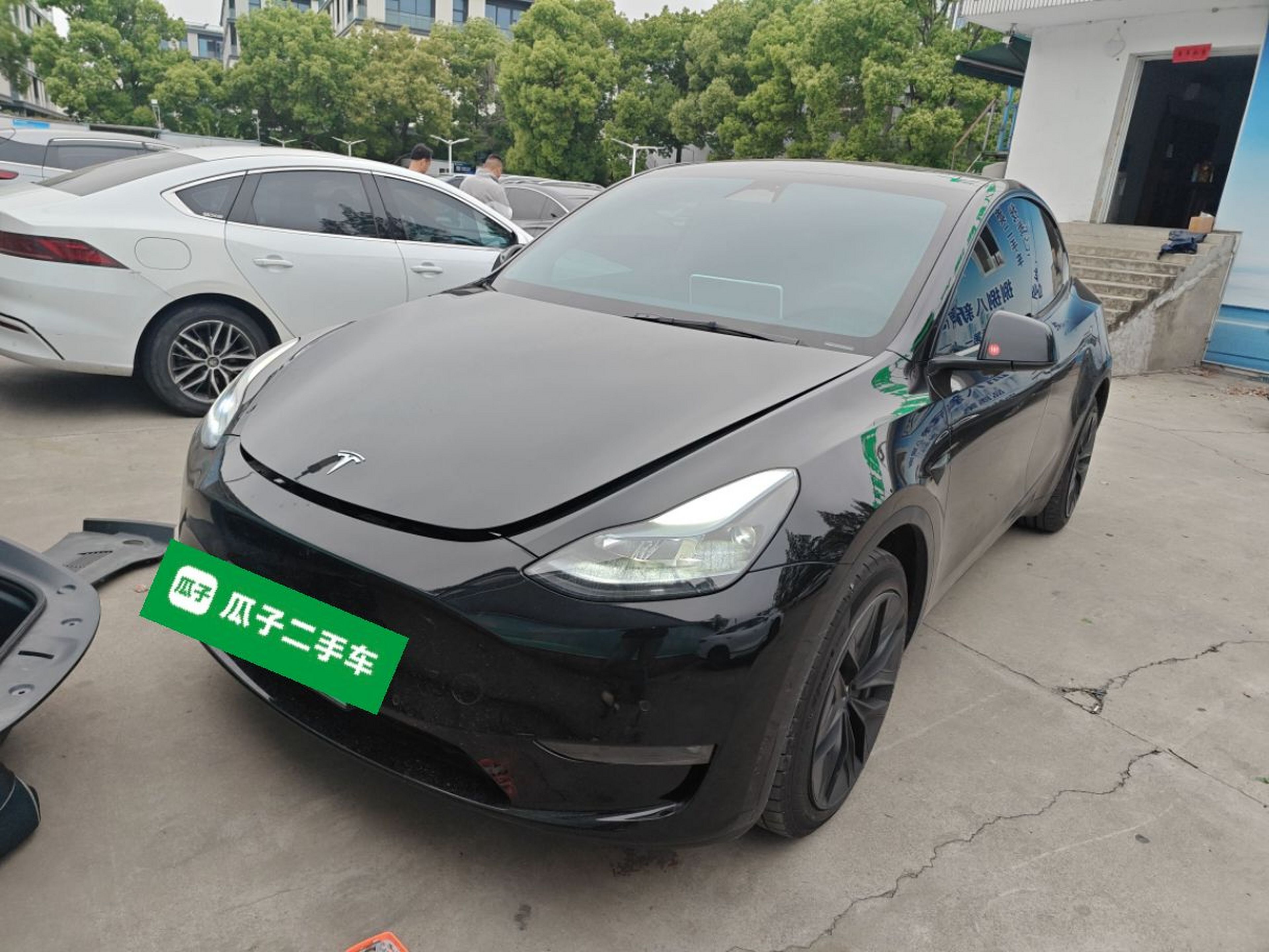 Под передней частью автомобиля