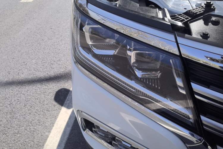 Used Roewe RX8 2018 30T Smart Connectivity Two-Wheel Drive Supreme Edition
