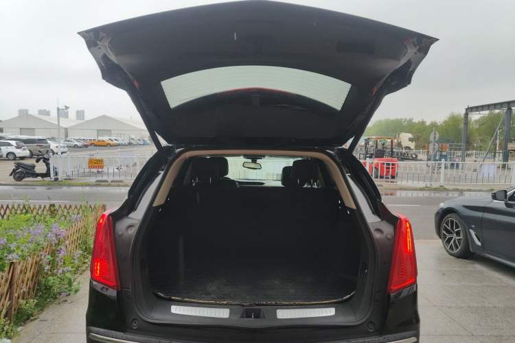 Used Cadillac XT5 2018 25T Luxury Model Trunk