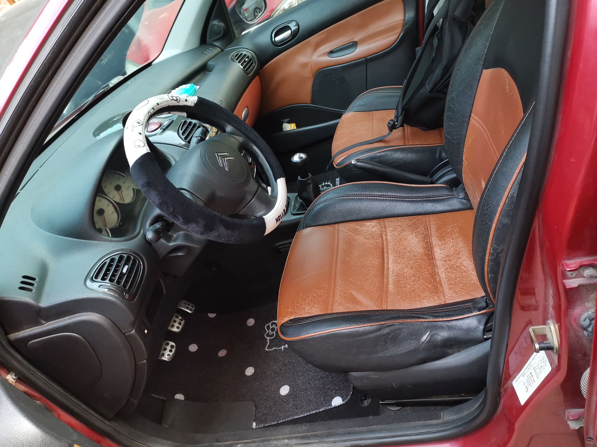 المقاعد الأمامية داخل السيارة