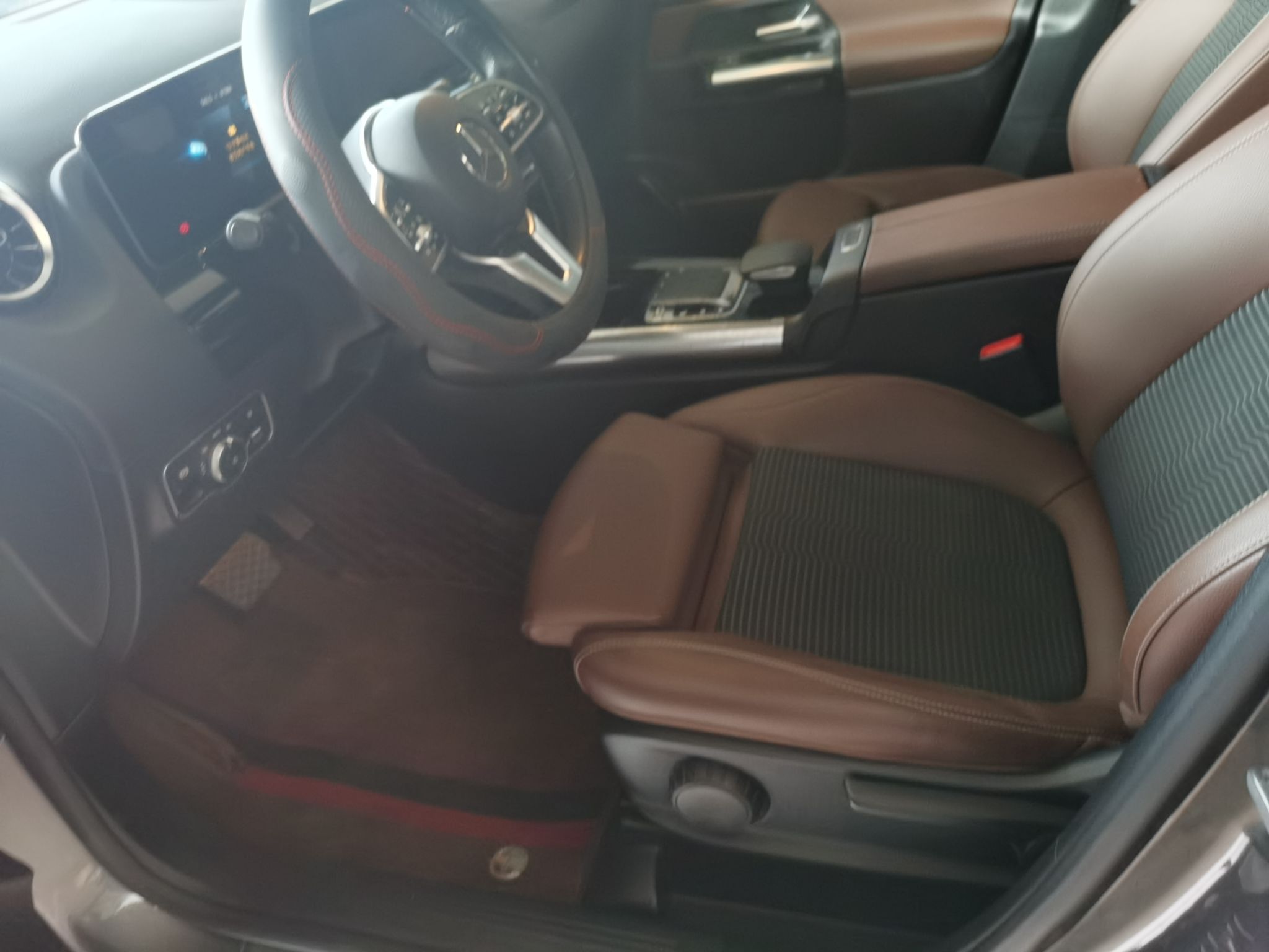 المقاعد الأمامية داخل السيارة