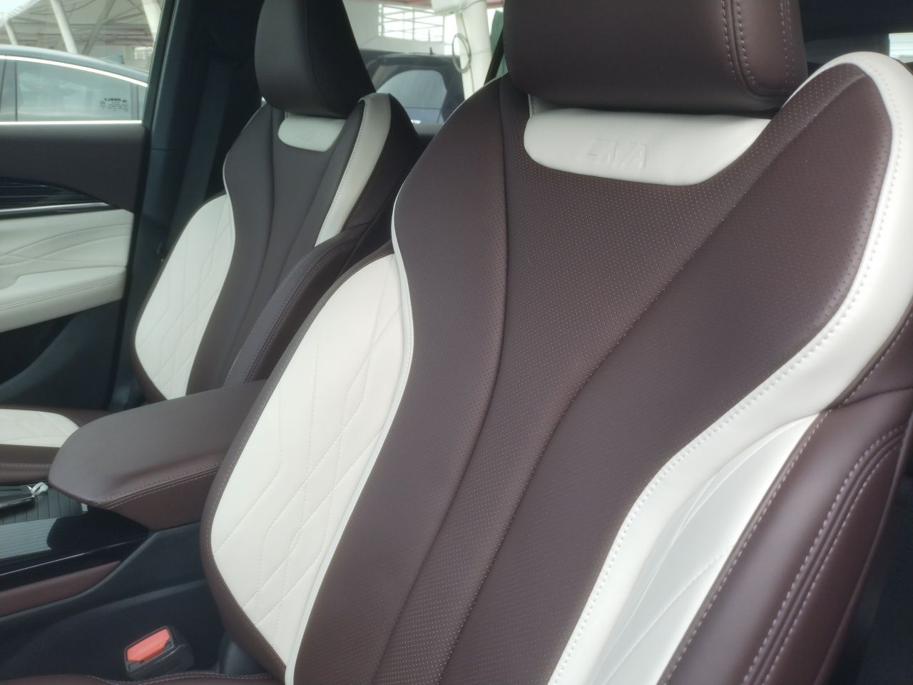 Geely Auto Monjaro L Xingyue L, manufactured in April 2023, 2.0-liter gasoline, 5 seats — снимка 15