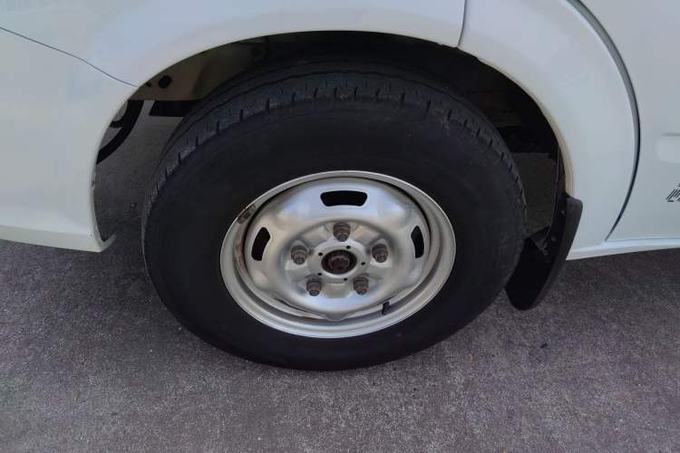 Used JMC Fushun 2023 2.0T Automatic Short-Wheelbase Low-Roof Commercial Van 2/3 Seats with Dual-Opening Tailgate