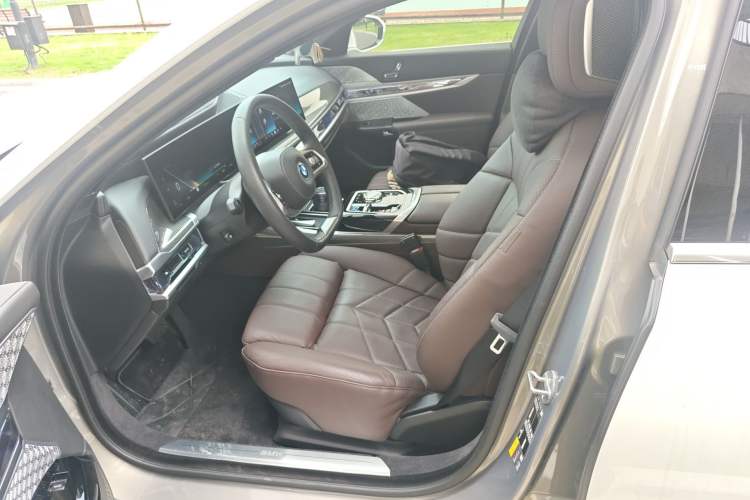 Used BMW i7 2023 xDrive60L Luxury Package
