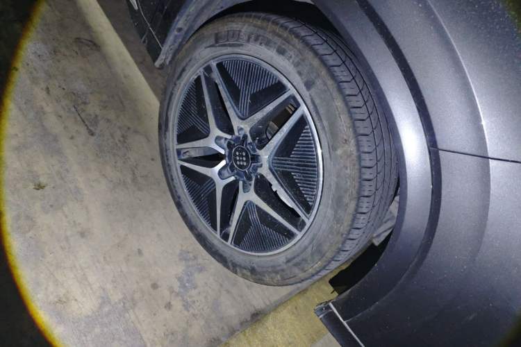 Used Landian E5 2024 Honor Edition 100KM Premium Model 7 Seats Right Front Wheel Hub