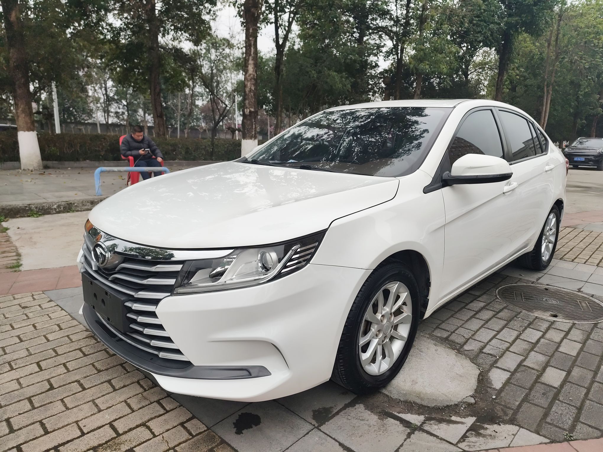 تحت مقدمة السيارة