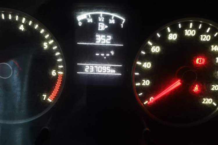 Used Volkswagen Lavida 2013 Classic 1.6L Manual Fashion Edition Odometer Close Up