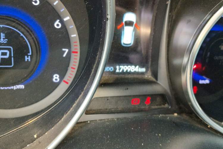 Used Hyundai Santa Fe 2015 2.0T Automatic Two-Wheel Drive Smart Version 5 Seats Odometer Close Up