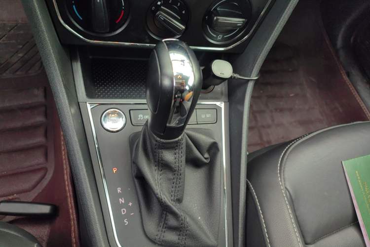 Used Volkswagen Lavida 2017 1.6L Automatic Comfort Edition Gear Lever