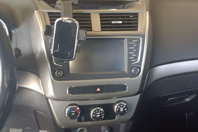 Used Geely Auto GX7 2015 Classic Edition 1.8L Manual Elite Model China V Standard Audio And AC Panel