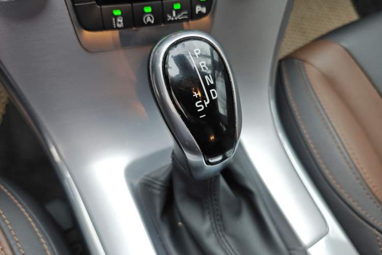 Used Volvo XC60 2017 T5 AWD Smart Range Edition Gear Lever