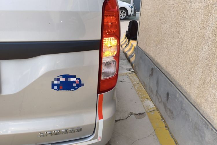 Used Wuling Hongguang V 2022 1.5L Jingqu Edition Enclosed-Window Vehicle with Electric Power Steering LAR
