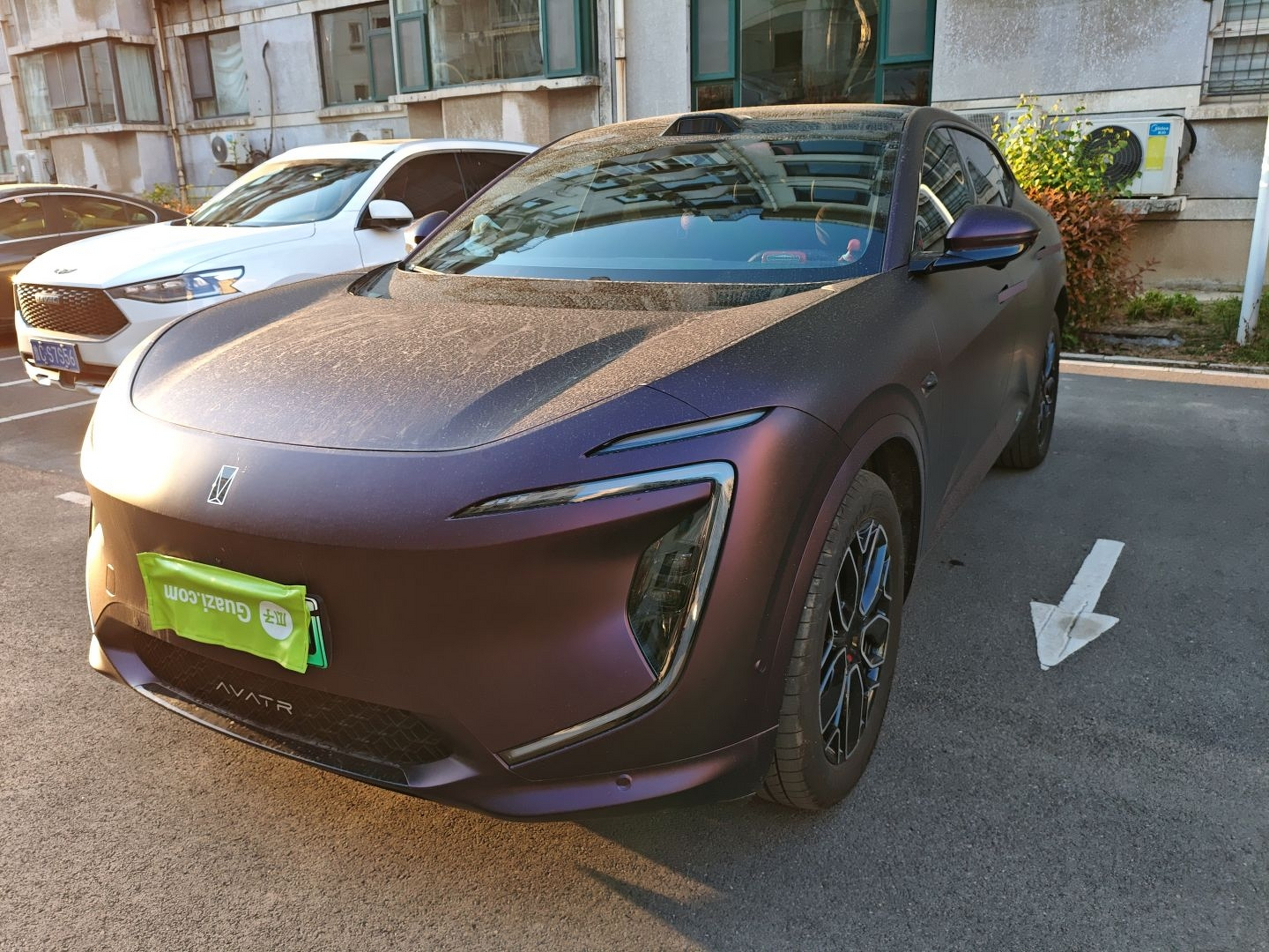 Под передней частью автомобиля