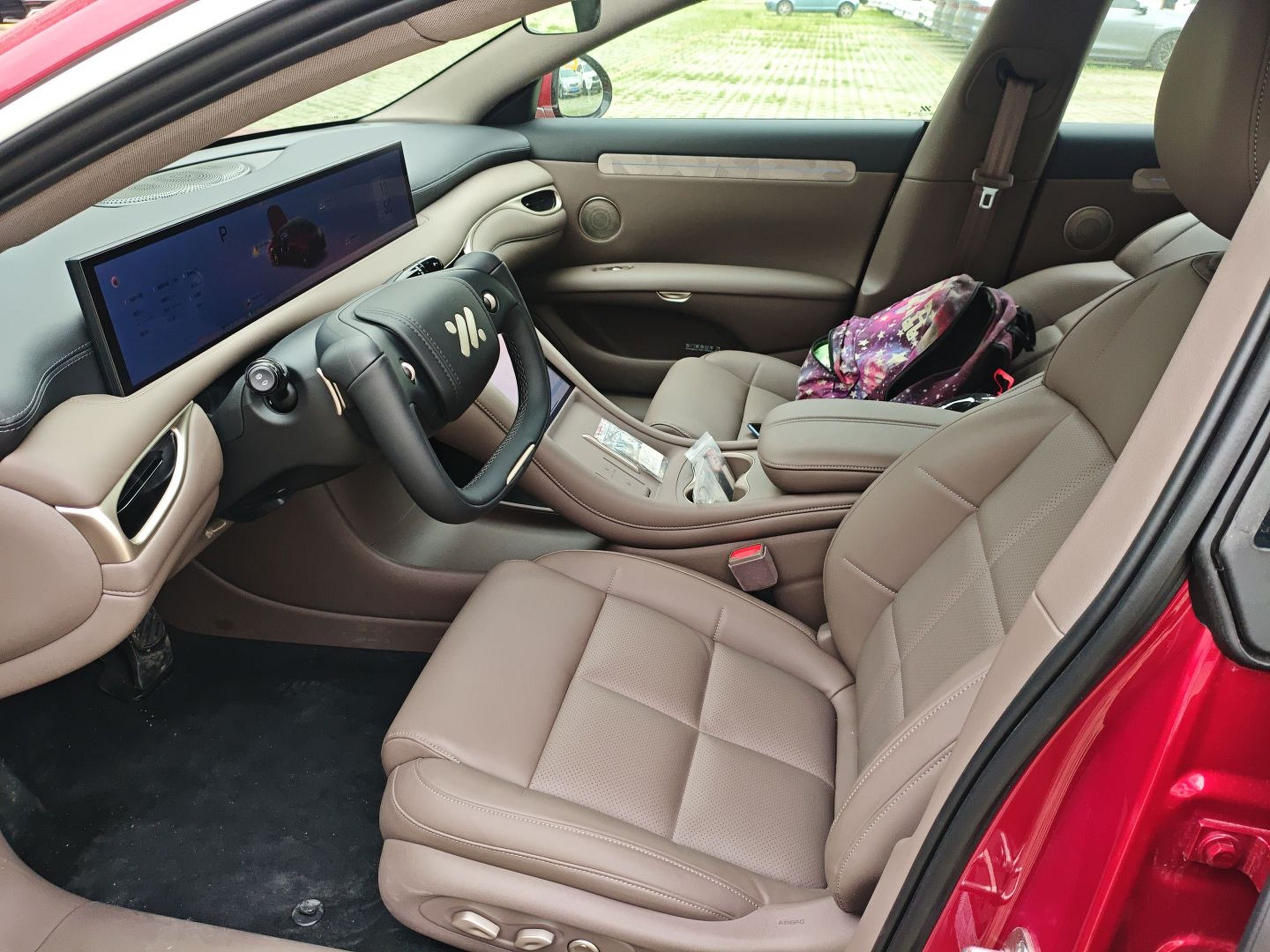 المقاعد الأمامية داخل السيارة