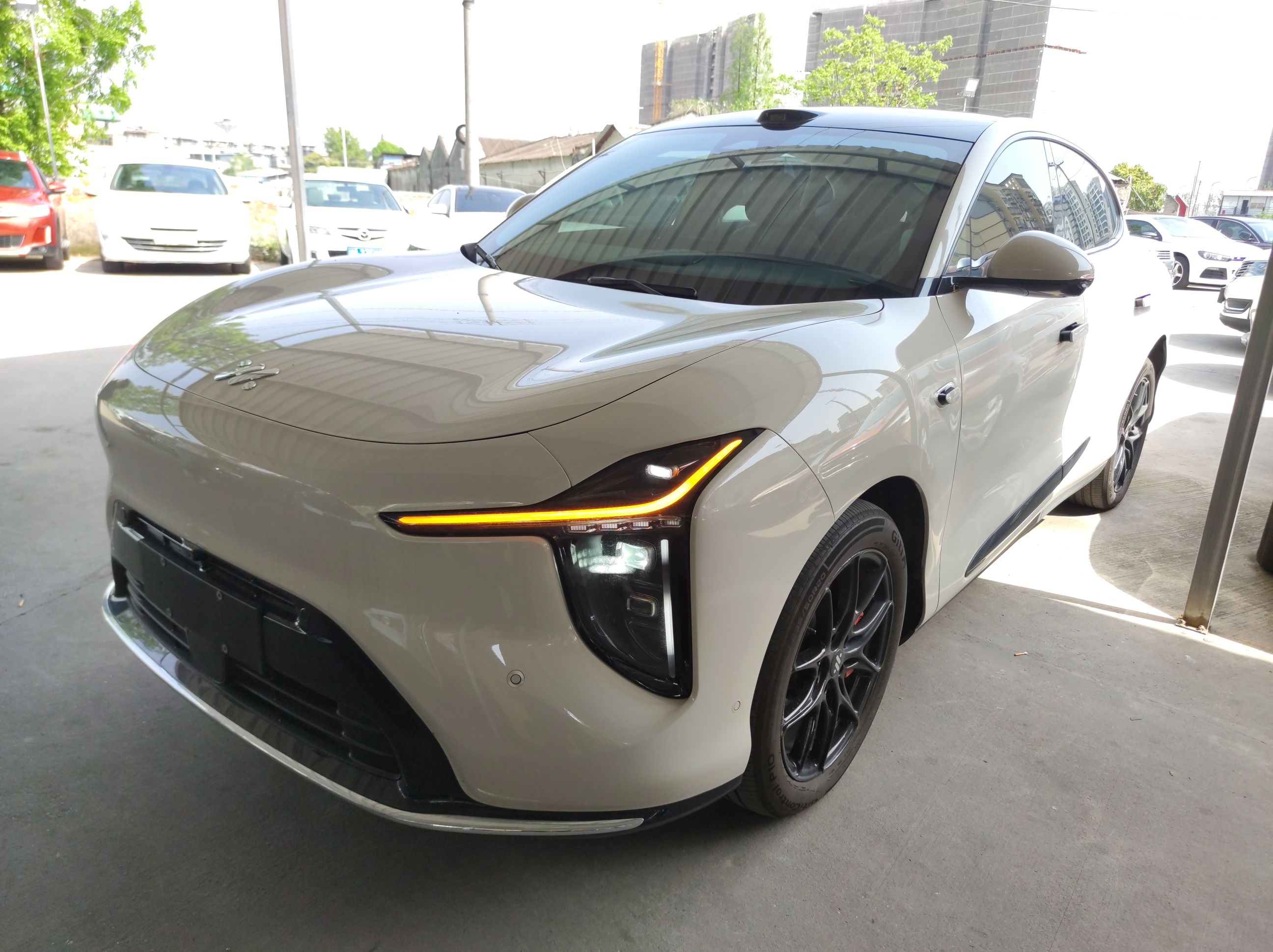 Под передней частью автомобиля