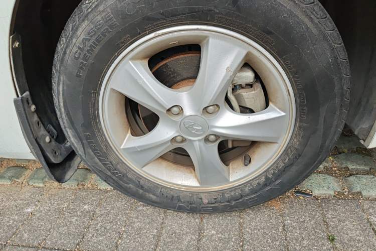 Used Hyundai Verna (older generation) 2014 1.4L Automatic Smart GLS Right Front Wheel Hub