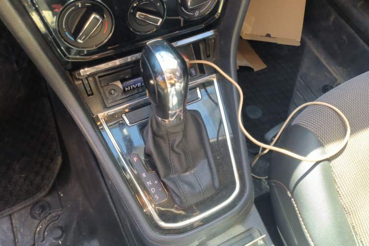 Used Volkswagen C-TREK 2017 1.6L Automatic Luxury Model Gear Lever