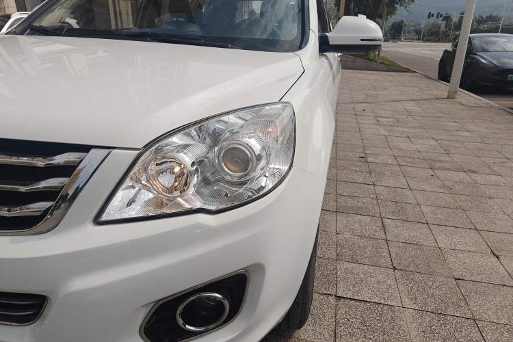 Used Haval H6 2015 Upgraded Model 1.5T Manual Two-Wheel Drive Elite Version Left Front Headlight