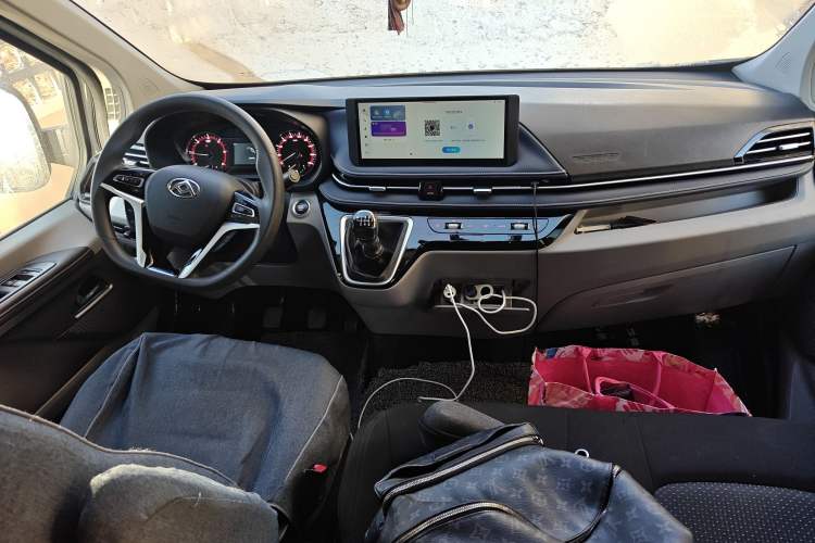 Used SAIC MAXUS Xintu V70 2023 2.0T Elite Edition Manual Transmission Short Wheelbase Low Roof 5/6 Seats (125 hp)