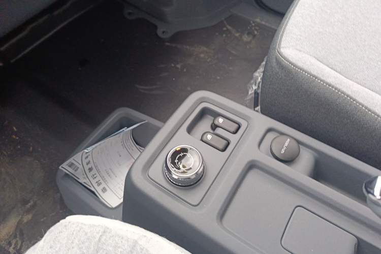 Used Wuling Yangguang 2024 300KM Comfort Version Passenger Van 75kW Gear Lever