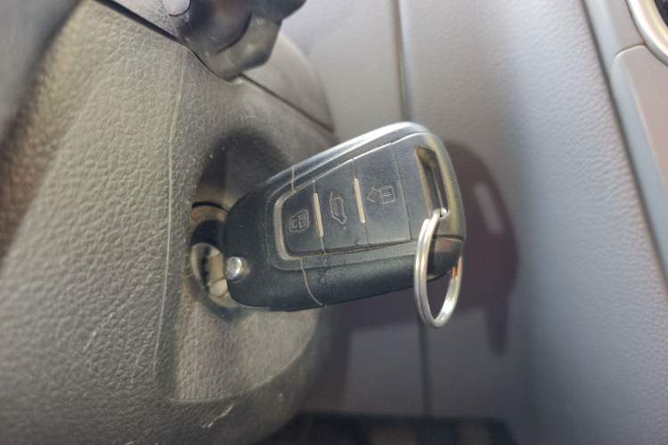 Used SAIC MAXUS Xintu V80 2019 2.5T Classic Edition 6-Speed Manual – Aoyuntong Modified Version Short Wheelbase Mid-Height Roof 5/6 Seats Vehicle Key