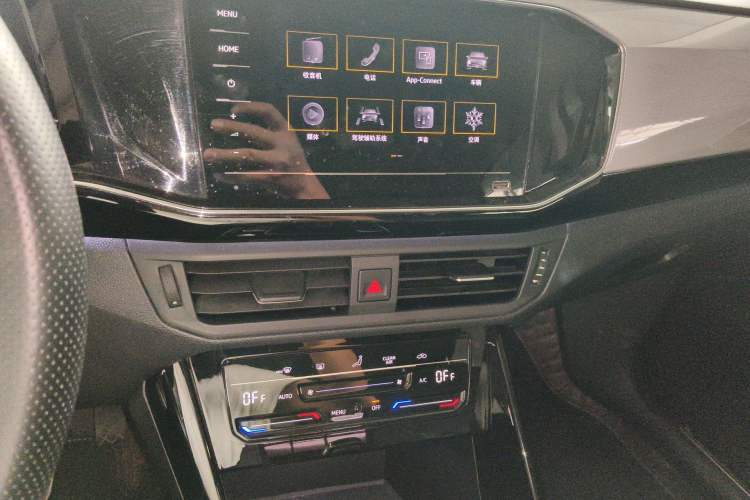 Used Volkswagen Tayron 2020 330TSI Two-Wheel Drive Luxury Smart Connectivity Version Audio And AC Panel