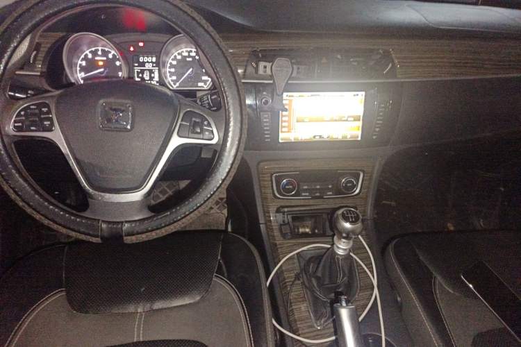 Used Zotye T600 2015 1.5T Manual Luxury Model Center Console