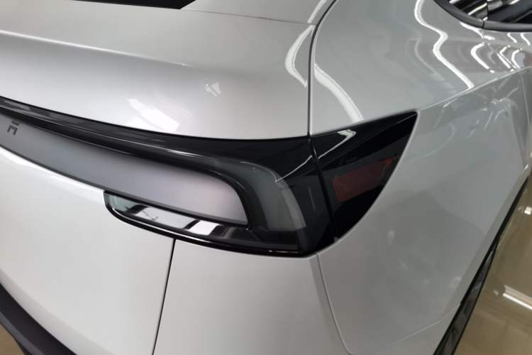 Used Tesla Model Y 2025 Long-Range All-Wheel-Drive Version