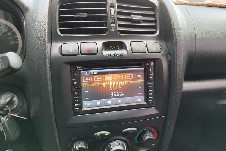 Used Huatai Santa Fe Classic 2015 2.0L Gasoline Manual Transmission Two-Wheel Drive Standard Version Audio And AC Panel