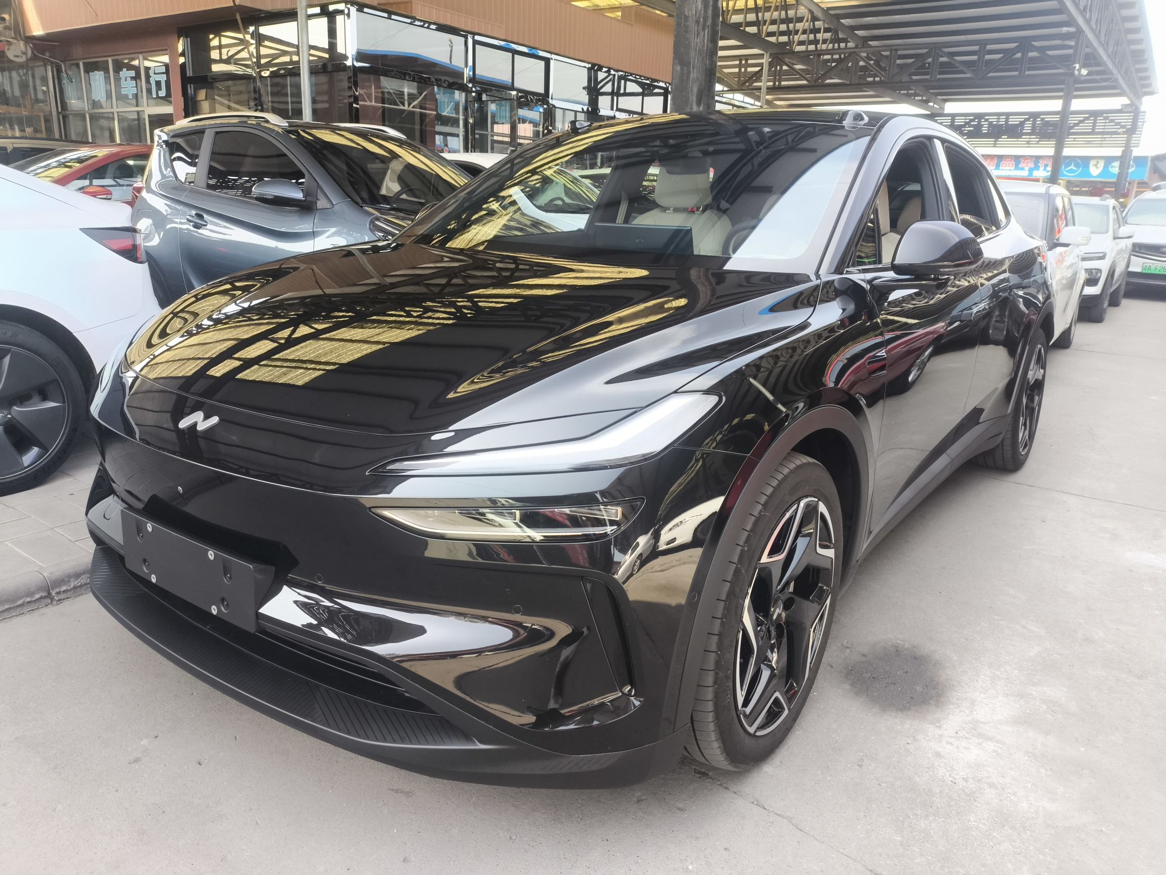 Под передней частью автомобиля