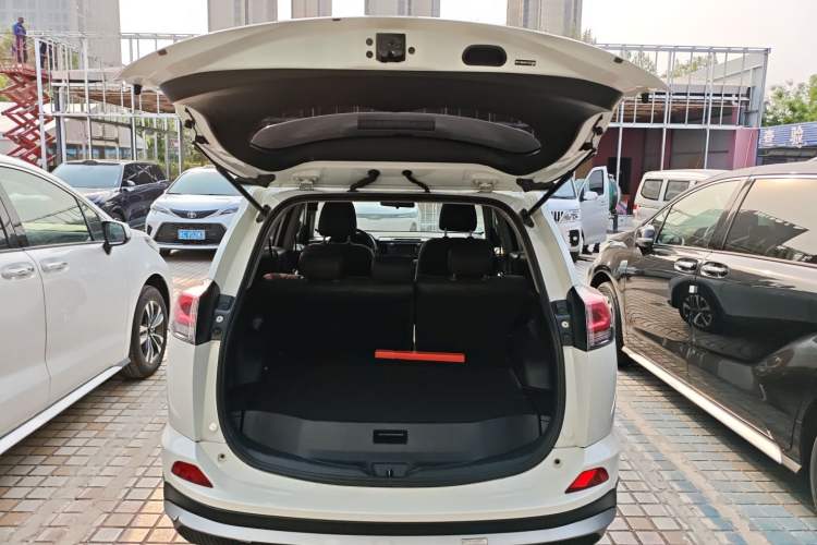 Used Toyota RAV4 2016 2.0L CVT Two-Wheel Drive Fashion Edition China V Standard Trunk