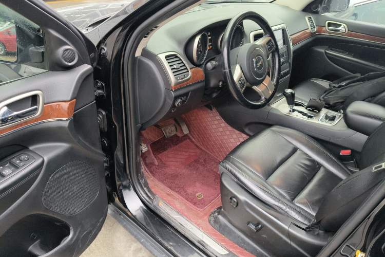 Used Jeep Grand Cherokee 2011 3.6L Luxury Edition
