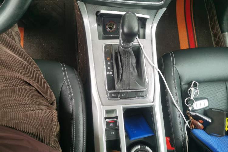 Used Roewe RX5 2016 30T Two-Wheel Drive Automatic Internet Smart Edition
