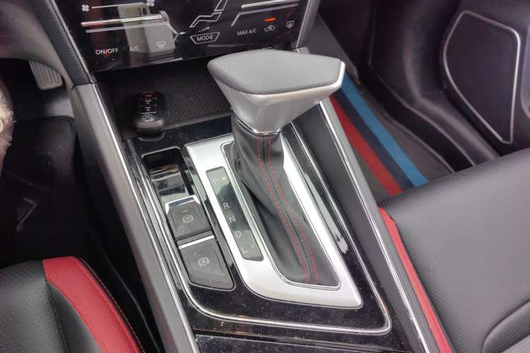 Used Venucia T60 2020 1.6L CVT Smart Drive Version China VI Standard Gear Lever