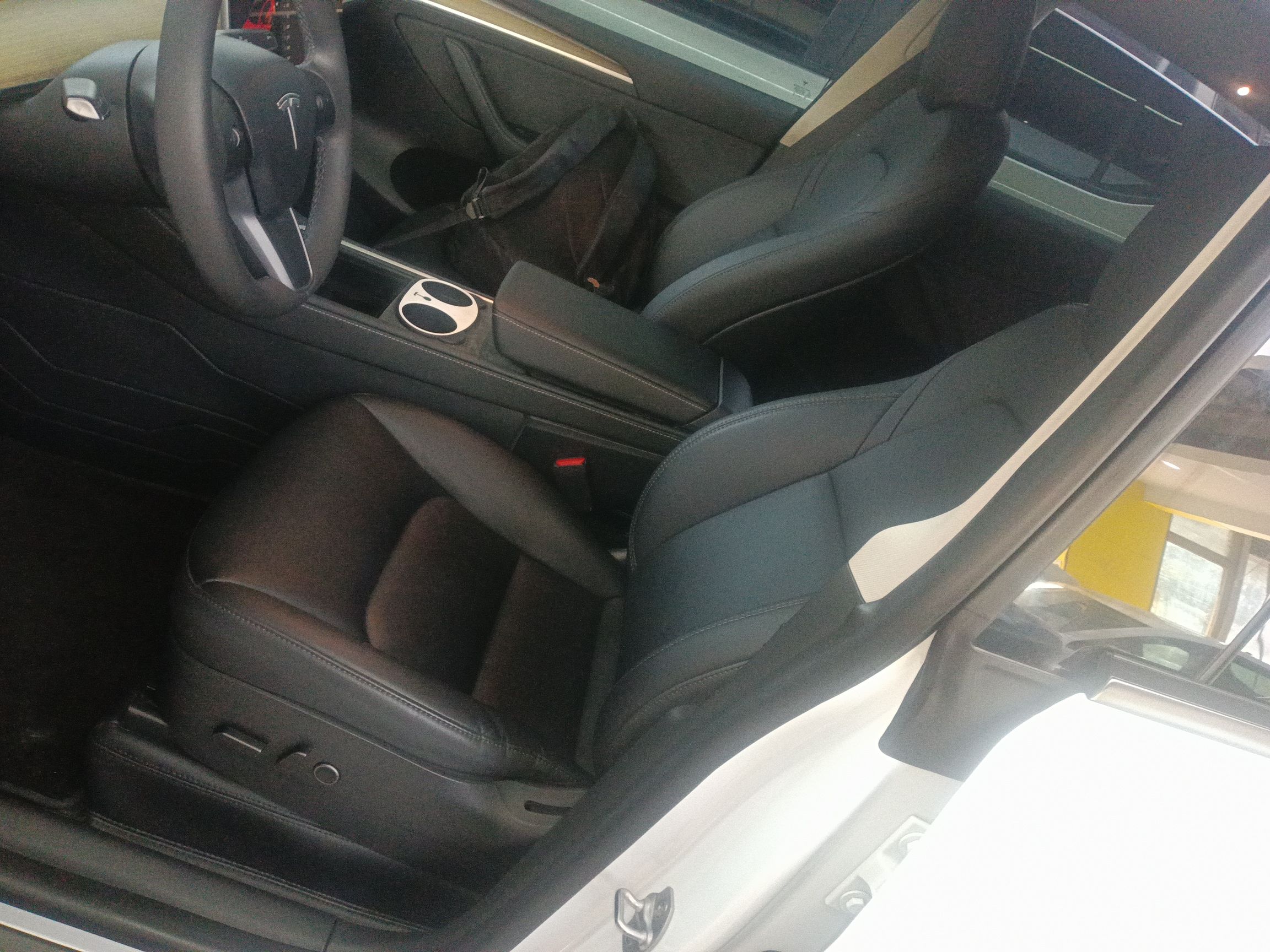 Переднее сиденье в автомобиле