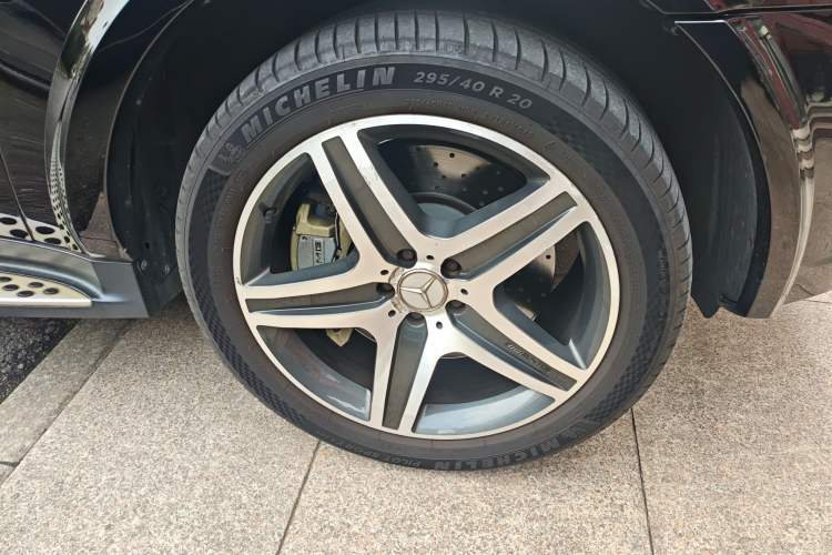 Used Mercedes-Benz M-Class AMG 2011 AMG ML 63 Right Front Wheel Hub