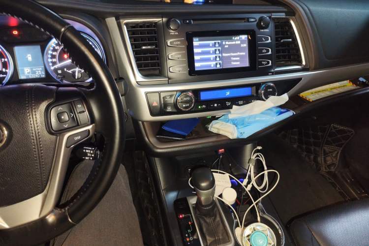 Used Toyota Highlander 2015 2.0T Two-Wheel Drive Luxury Edition 7 Seats Audio And AC Panel