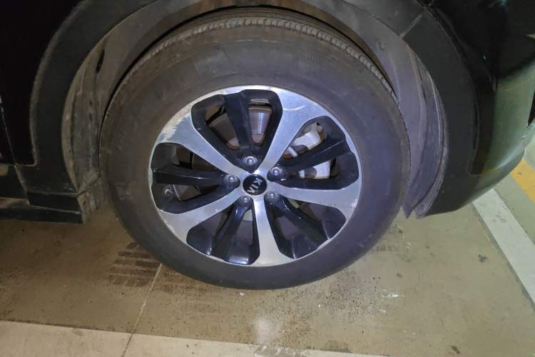 Used Kia Sorento 2015 Sorento L 2.4L Gasoline 4WD Elite Edition 7 Seats China IV Standard