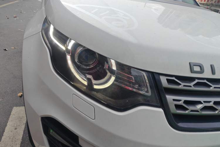 Used Land Rover Discovery Sport 2018 240 PS SE Version Right Front Headlight