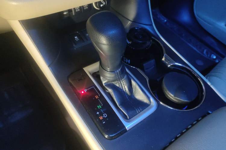 Used Toyota Highlander 2018 2.0T Two-Wheel Drive Elite Version 5 Seats China VI Standard Gear Lever