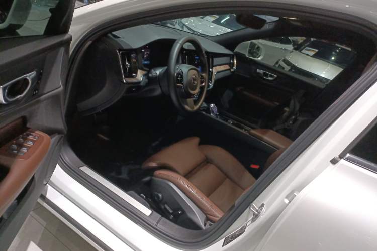 Used Volvo S60 2023 B4 Zhiyuan Luxury Edition
