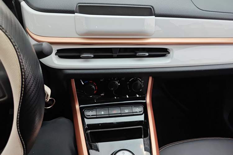 Used Dongfeng NAMMI BOX 2022 Revised Light Wind Edition 201 km Standard Version