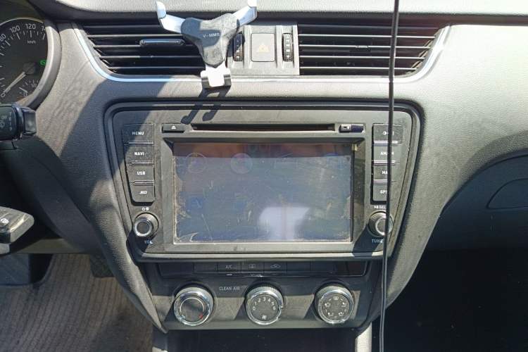 Used Skoda Octavia 2016 1.6L Automatic Chuanxing Edition Audio And AC Panel