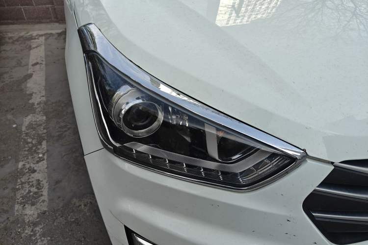 Used Hyundai ix25 2015 1.6L Automatic Two-Wheel-Drive Deluxe DLX Model Right Front Headlight