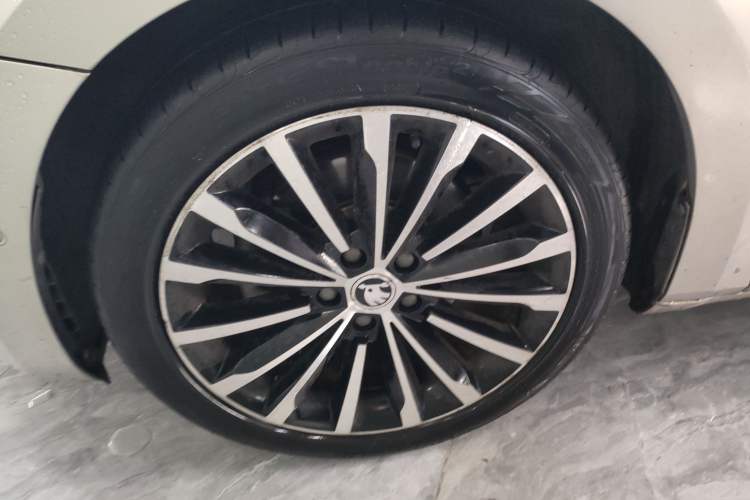 Used Skoda Superb 2016 TSI330 DSG Smart Drive Edition Left Front Wheel Hub