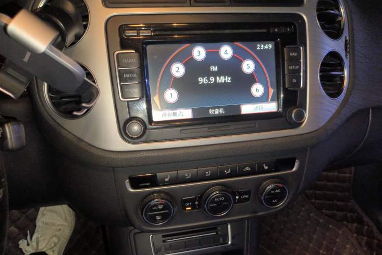 Used Volkswagen Tiguan 2015 1.8TSI Automatic Two-Wheel Drive Luxury Model Audio And AC Panel