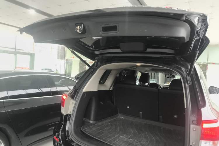 Used Nissan Terra 2018 2.5L Automatic 4x4 Luxury Edition
