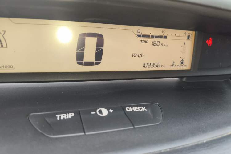Used Citroen C-Quatre 2011 Hatchback 1.6L Automatic Yueya Model Odometer Close Up